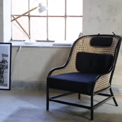 Anton svart fåtölj i rotting