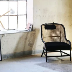 Anton svart fåtölj i rotting