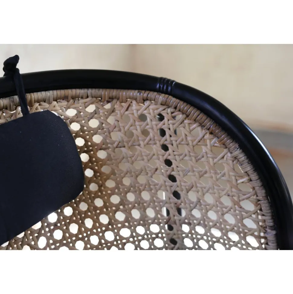 Anton svart fåtölj i rotting + Textilrengöring för möbler