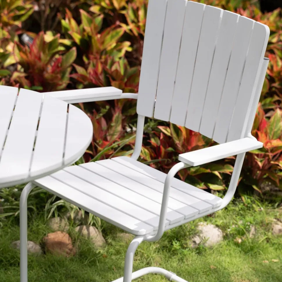 Balkongset: 2 st karmstolar med runt bord