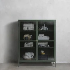 Dobb mörkgrönt metallskåp med glasdörrar