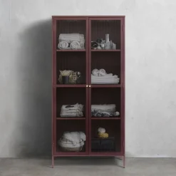 Dobb vinrött metallskåp med glasdörrar H190 cm