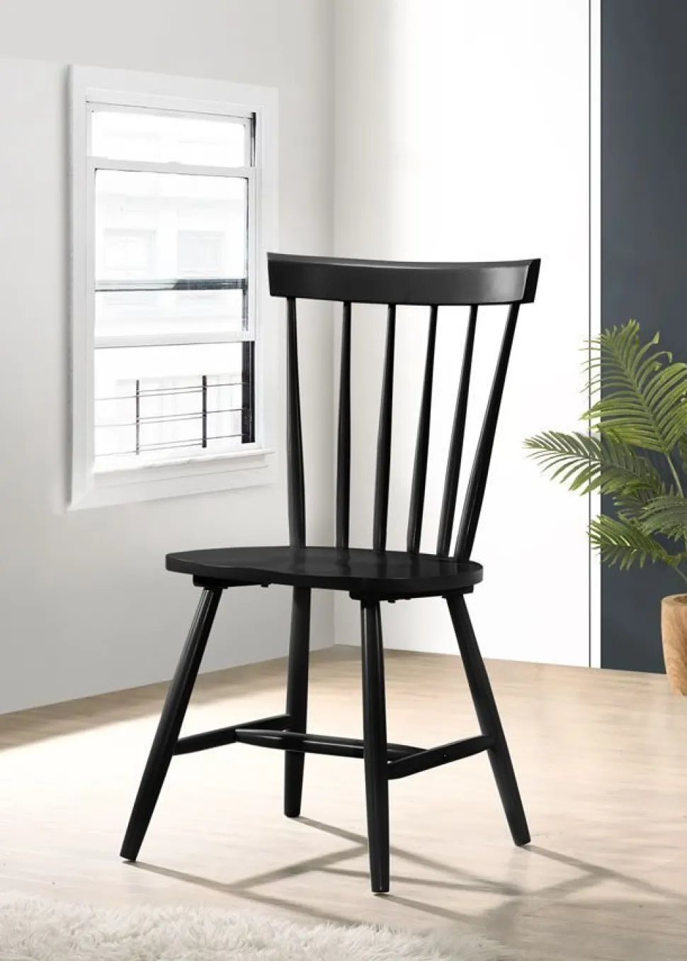 Fårö svart pinnstol i trä + Möbeltassar