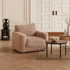 Fåtölj i fluffigt nougatfärgat tyg