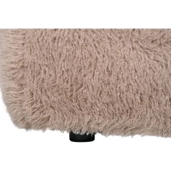 Fåtölj i fluffigt nougatfärgat tyg