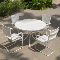 Holmsund matgrupp runt bord 130 cm med fyra karmstolar