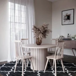 Matgrupp PiPi runt matbord Ø150 cm inkl 4 st Dalsland pinnstol - Whitewash + 4.00 x Stolsdyna