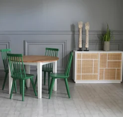 Matgrupp: Runt bord i Ek / Vit med 4 st gröna Pinnstolar + 3.00 x Möbeltassar