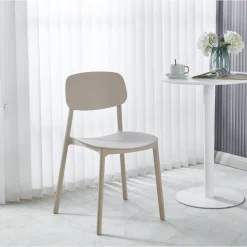 Matstol beige stapelbar + Textilskydd för utemöbler