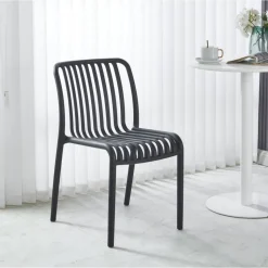 Matstol Noa i svart - Stapelbar + Rengöringsmedel för utemöbler