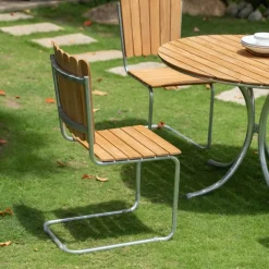 Möllan utegrupp i teak: 4 st stolar med matbord Ø110 cm