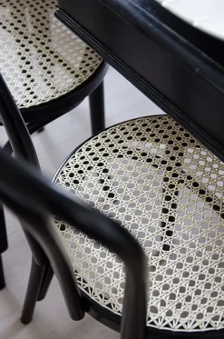 No 18 matstol med rottingsits - Svart + Möbeltassar