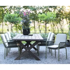 Oxford utematgrupp; brunsyrat bord 220 cm inkl 6 st Lincoln stapelbara karmstolar grön/beige