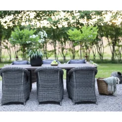 Oxford utematgrupp; brunsyrat bord 220 cm inkl 6 st Mercury fåtöljer grå konstrotting