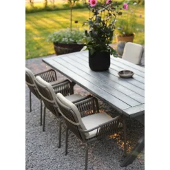 Oxford utematgrupp; grått bord 220 cm inkl 6 st Lincoln stapelbara karmstolar grå/beige