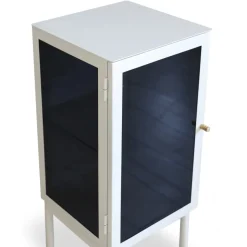 Revel vitt sängbord 75 cm med vänster hängd dörr + Möbeltassar