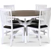 Skagen matgrupp; runt matbord Ø120 cm - Vit / brunoljad ek med 4 st Fårö stolar (Ribbor i ryggen) med svart PU-sits + 3.00 x Möbeltassar