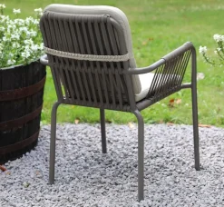 Stapelbar utestol grå med beige dyna + Rengöringsmedel för utemöbler