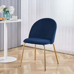 Stol i blå velvet med guldiga ben