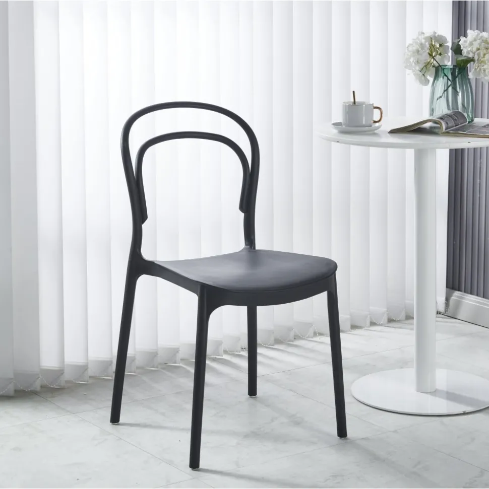 Stol i svart plast stapelbar + Rengöringsmedel för utemöbler