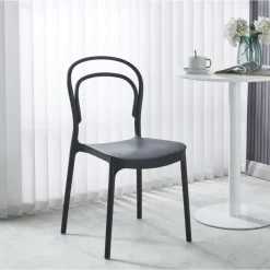 Stol i svart plast stapelbar + Textilskydd för utemöbler