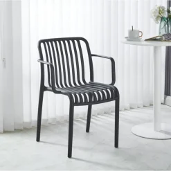 Stol svart plast stapelbar