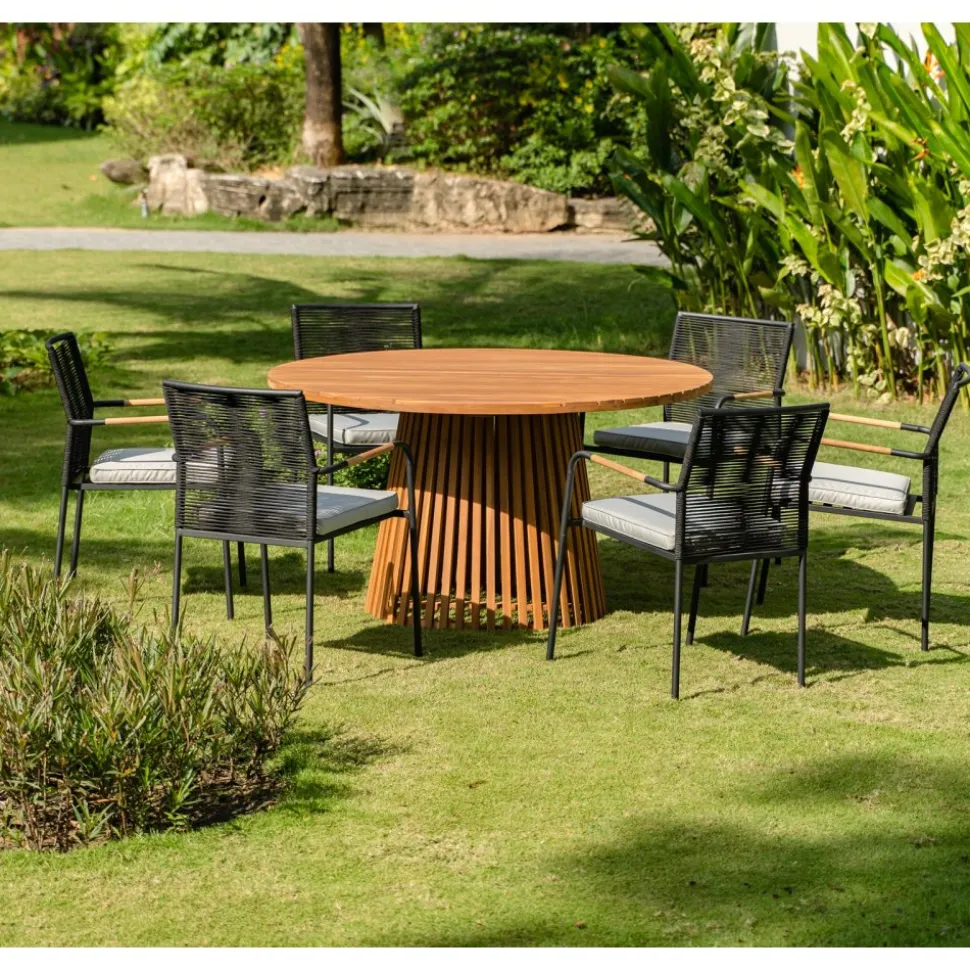 Utebord i trä runt 140 cm diameter + Rengöringsmedel för utemöbler