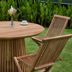 Utegrupp i teak; runt bord med 4 st stolar - Saltö