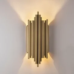 Vägglampa i guldutförande - Munspel